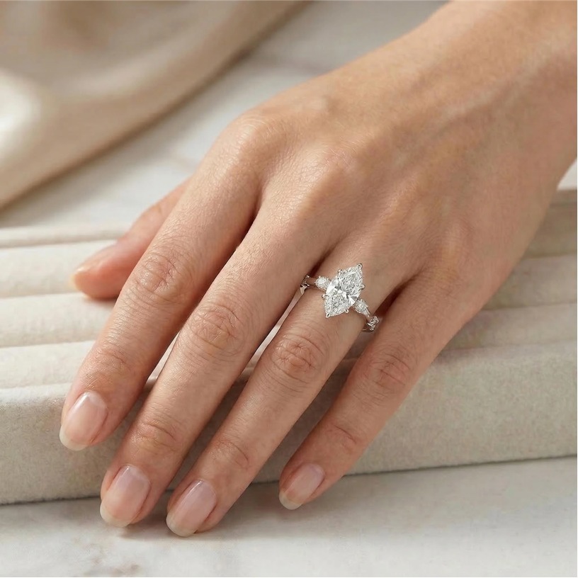 خاتم مخصص من الفضة الإسترلينية - مراجعة Moissanite Ring وسعره